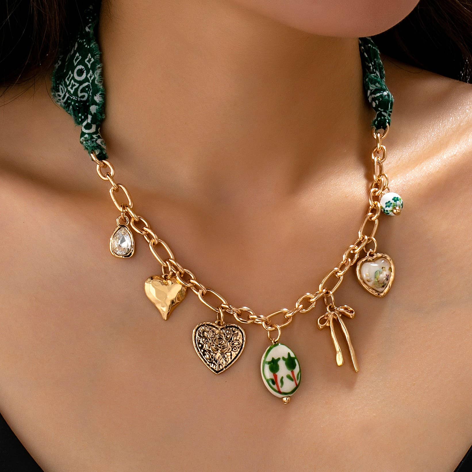 SCARF CHARM NECKLACE-PORCELAIN HEART BOW | 80N92717 - Proper