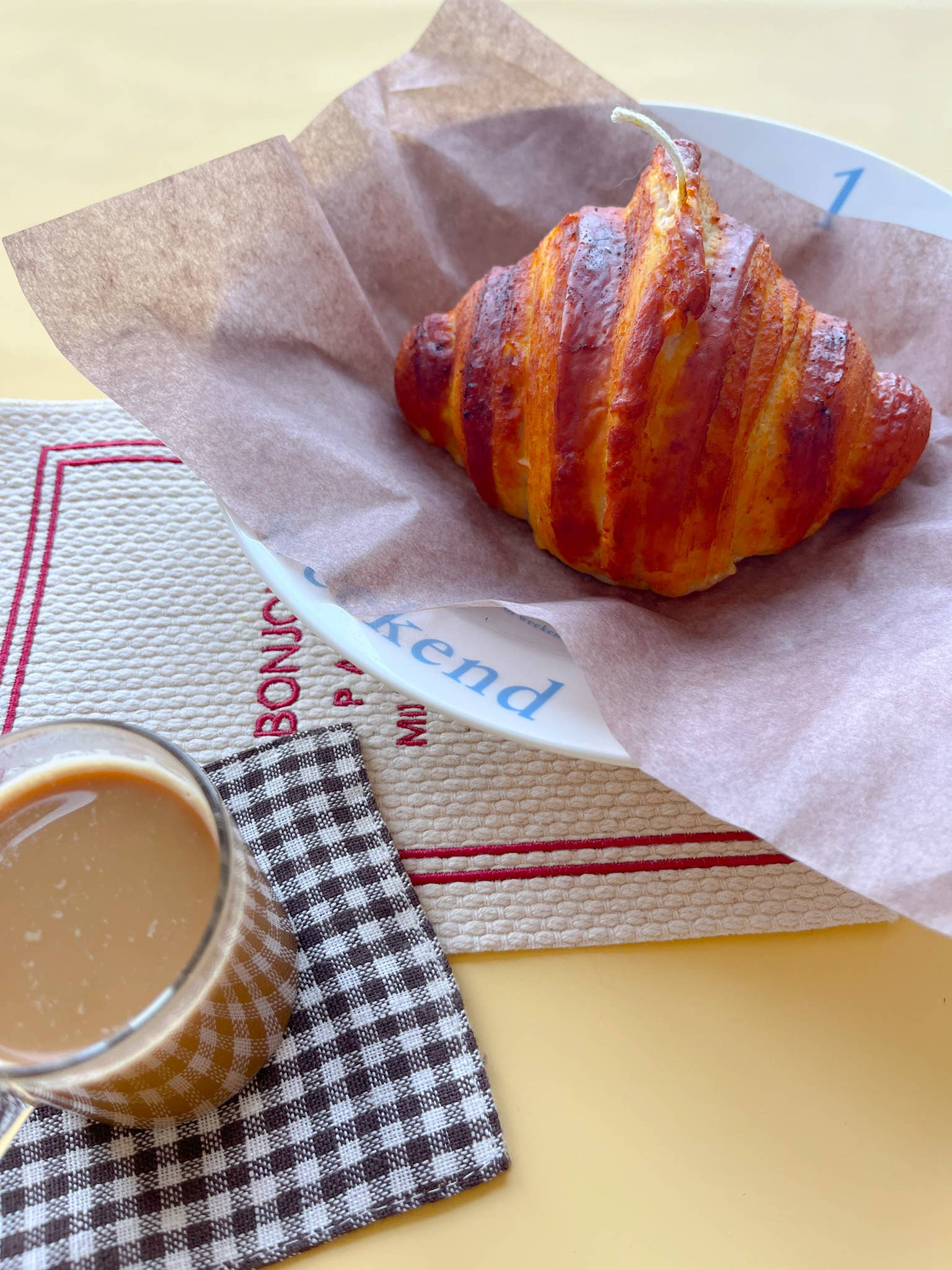 Le Grand Croissant Candle
