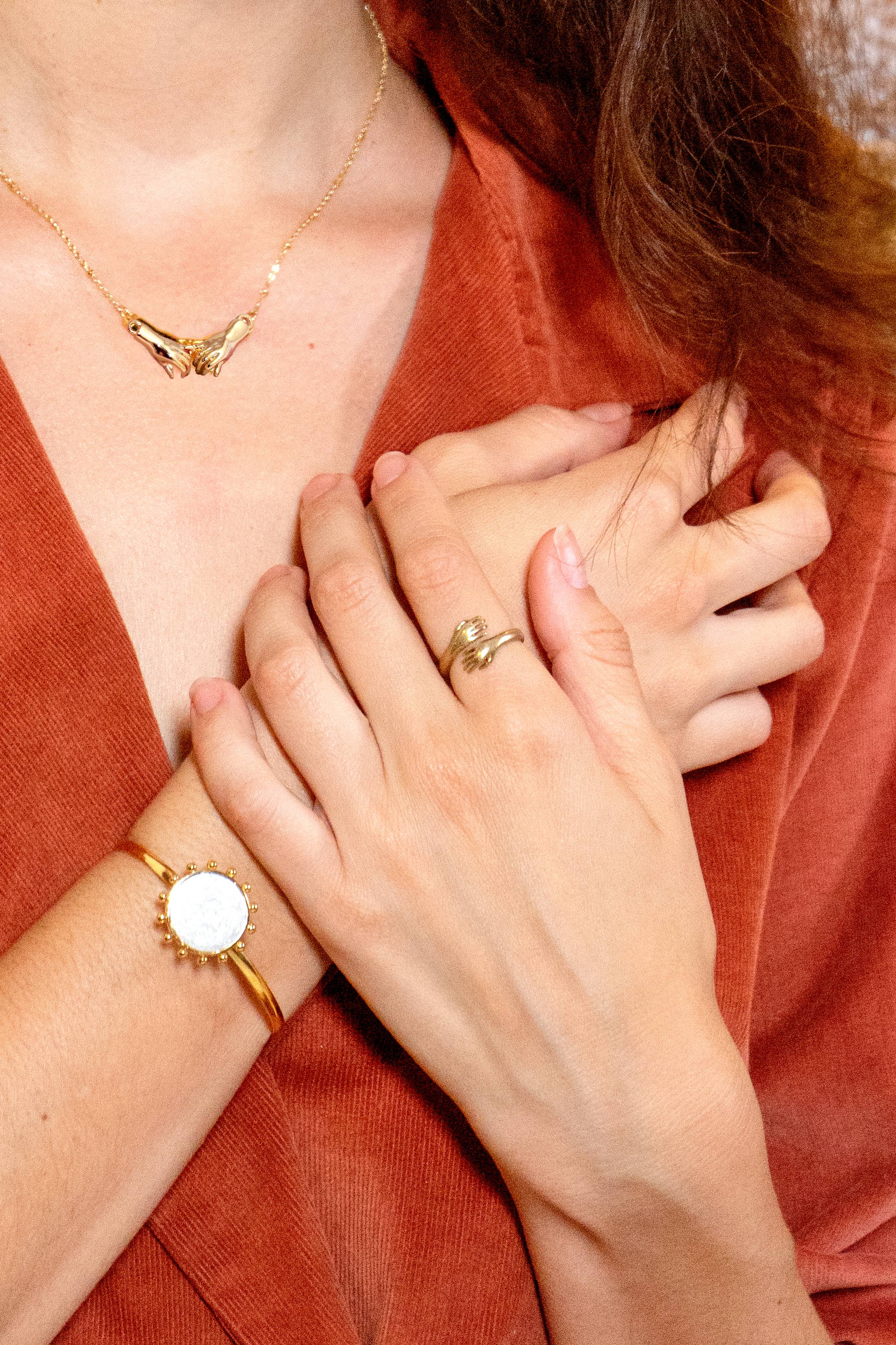 Hand Hold Necklace - Proper