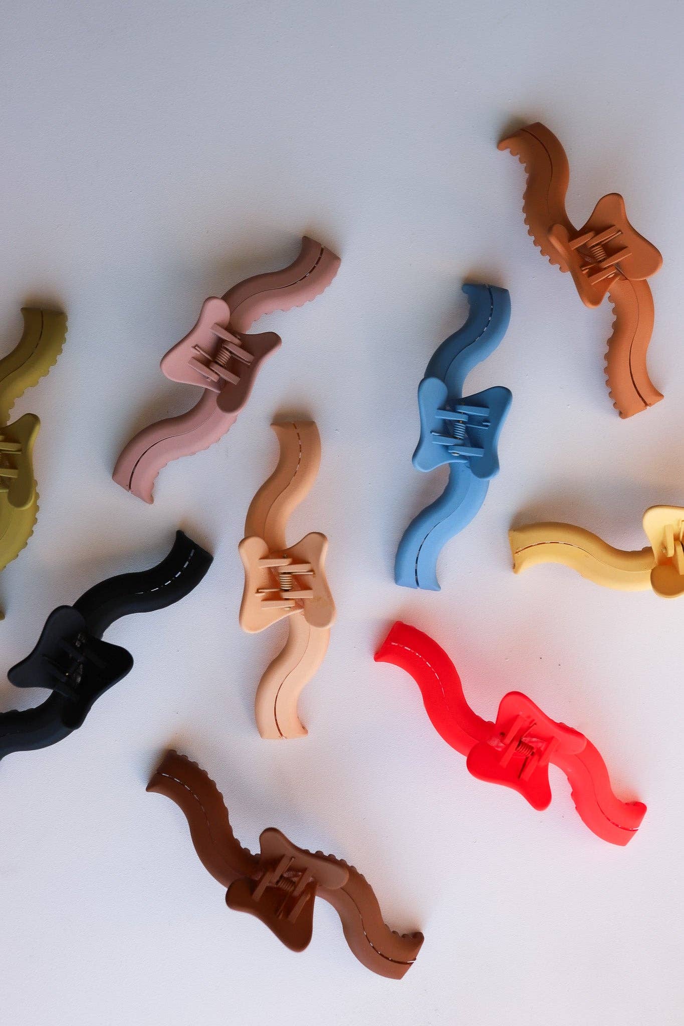 Kaxi Wavy Hold Everything Claw Clip - Proper